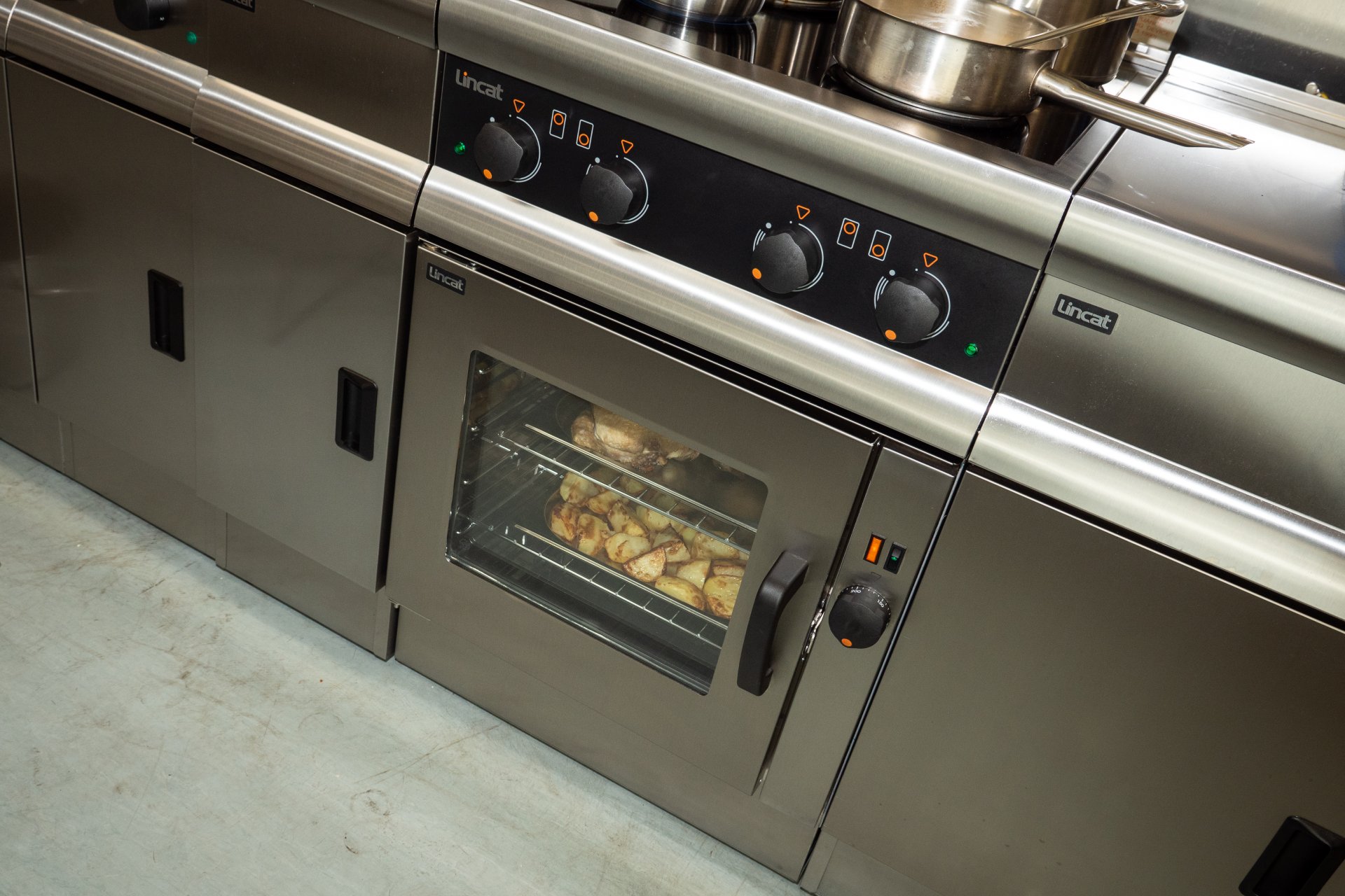 Lincat Silverlink 600 Electric Free-standing Oven - Fan-assisted - Glass Doors - W 600 mm - 3.0 kW - Image 4