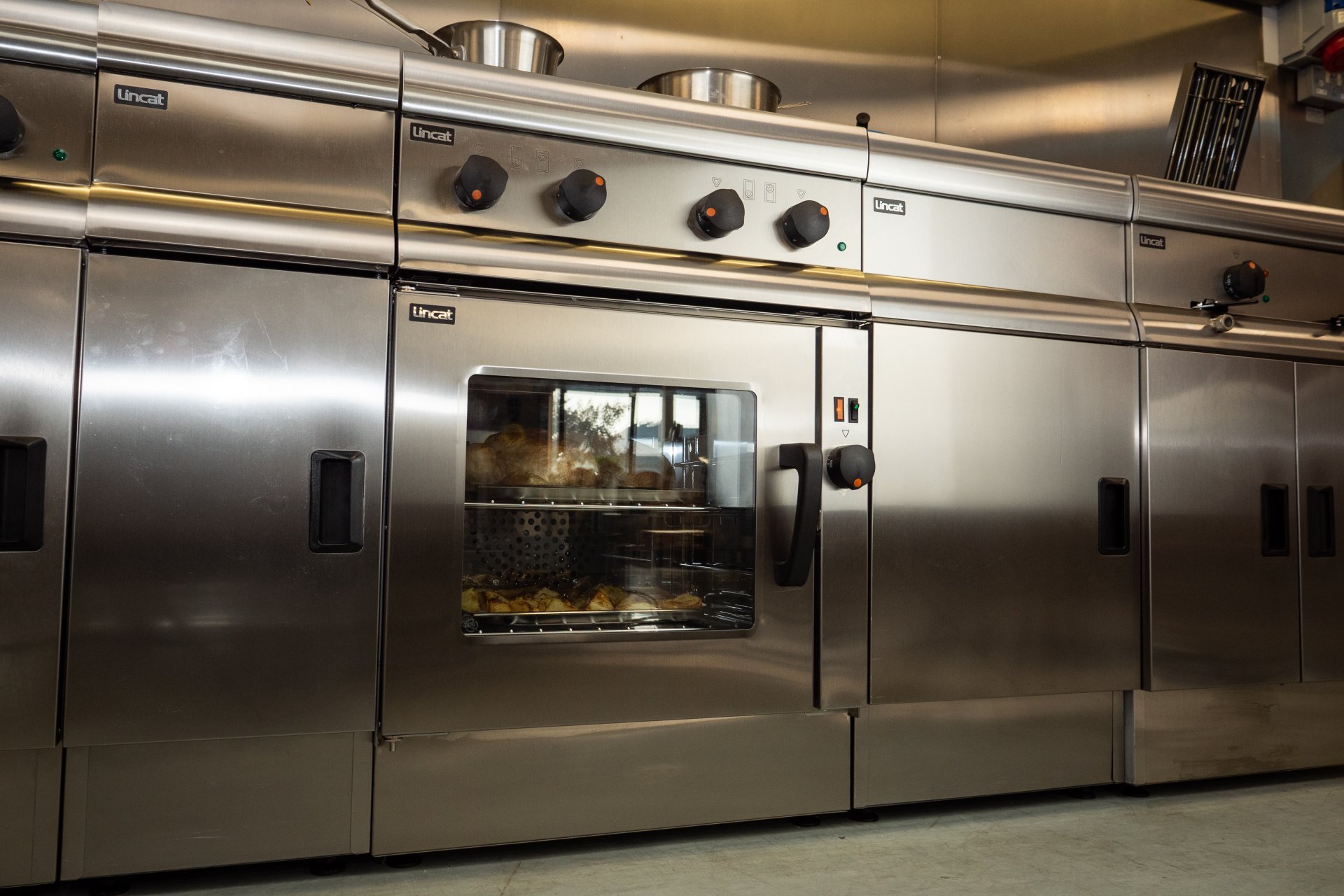 Lincat Silverlink 600 Electric Free-standing Oven - Fan-assisted - Glass Doors - W 600 mm - 3.0 kW - Image 2